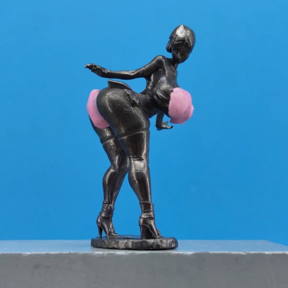 Vintage Collectible Cars - Figur Mini Wanita Kuningan Oksidasi Vintage
